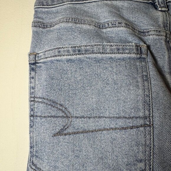 American Eagle High Rise Mom Jeans Straight Leg Light Wash Stretch US 12 Regular - Picture 10 of 13